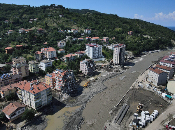 Улицы турецкого Искендеруна затопило после сильного землетрясения