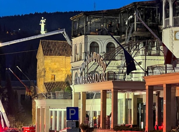 Пожарные потушили возгорание в отеле в центре Тбилиси