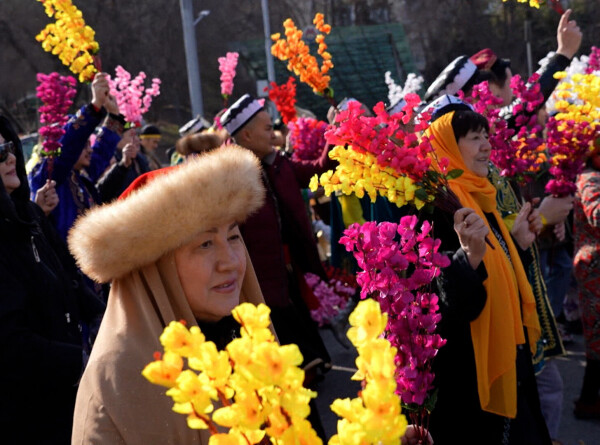 Красочное шествие и национальные блюда: в Алматы отмечают Навруз