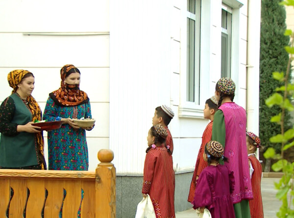 Жители Туркменистана встречают начало Рамадана