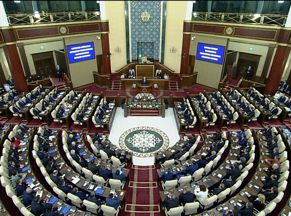 Избранные депутаты Мажилиса принесли присягу на Конституции Казахстана
