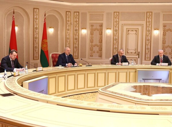 Лукашенко предложил проработать вопрос прямого авиасообщения между Минском и Элистой