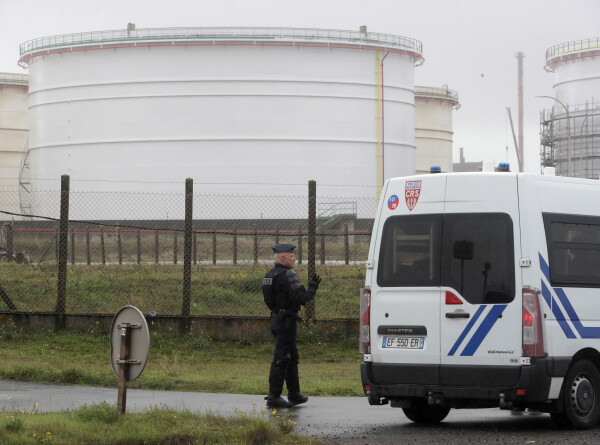 Франция распечатала стратегические запасы нефти