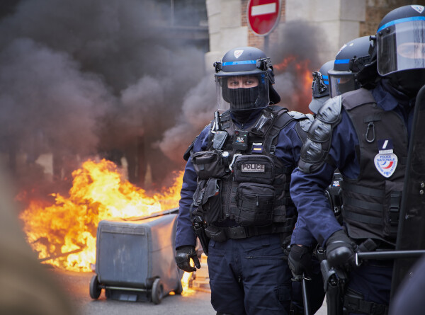 Погромы, пожары и стычки с полицией: бунт против пенсионной реформы длится во Франции уже неделю