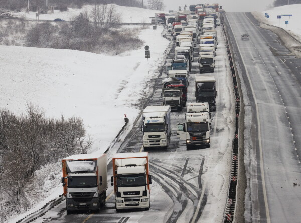 Последствия снегопада на трассе под Ростовом устраняют свыше 200 спасателей и более 150 единиц техники