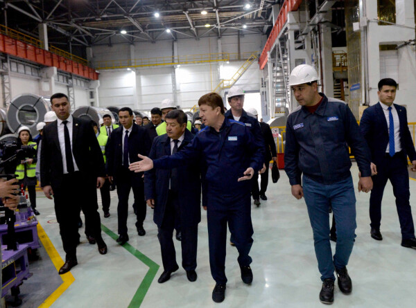Глава кабинета министров Кыргызстана посетил автомобильный завод в Узбекистане