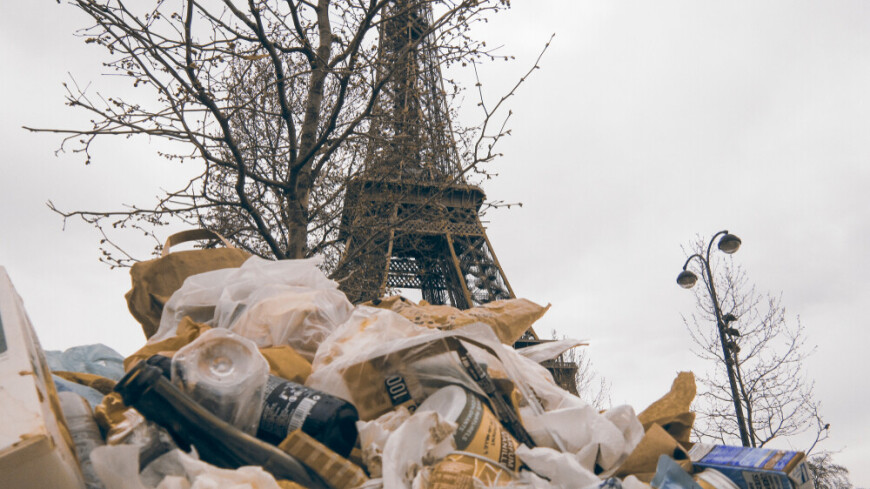 Десятки тысяч тонн мусора скопились в Париже из-за забастовки уборщиков