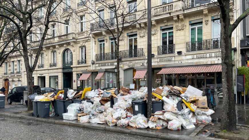 Забастовка мусорщиков: на улицах Парижа скопилось уже 10 тысяч тонн отходов