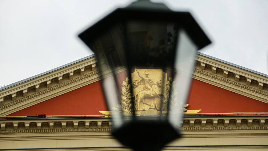 Здание мэрии Москвы, тверская, улица тверская, Правительство Москвы, орган государственной власти, мэрия Москвы, мэрия, классицизм, фонарь уличный фонарь, уличное освещение, всадник-змееборец, герб на мэрии Москвы, эмблема на здании мэрии