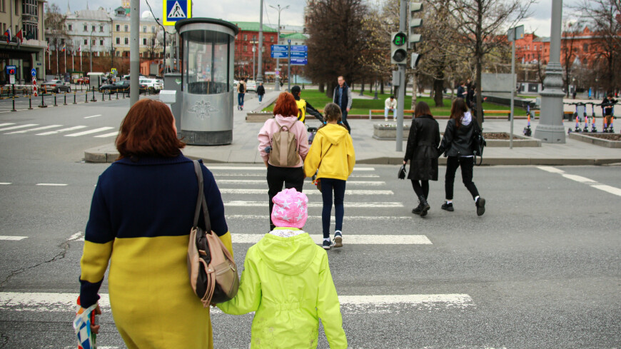 пешеходный переход, наземный переход, зебра, пешеходный светофор, светофор, перекресток, дорога, люди на дороге, дети на дороге, проезжая часть, люди весной, люди переходят дорогу, зеленый сигнал светофора
