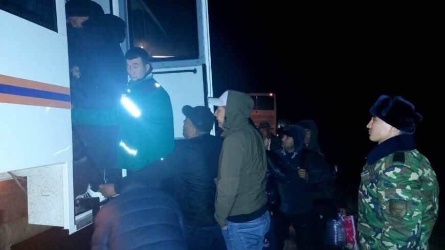 Автобус с гражданами Узбекистана застрял на трассе в Казахстане, пассажиров эвакуировали