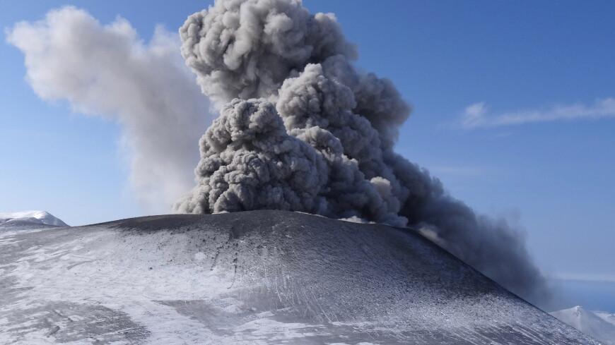 Вулкан Эбеко на Курилах выбросил пепел на три километра