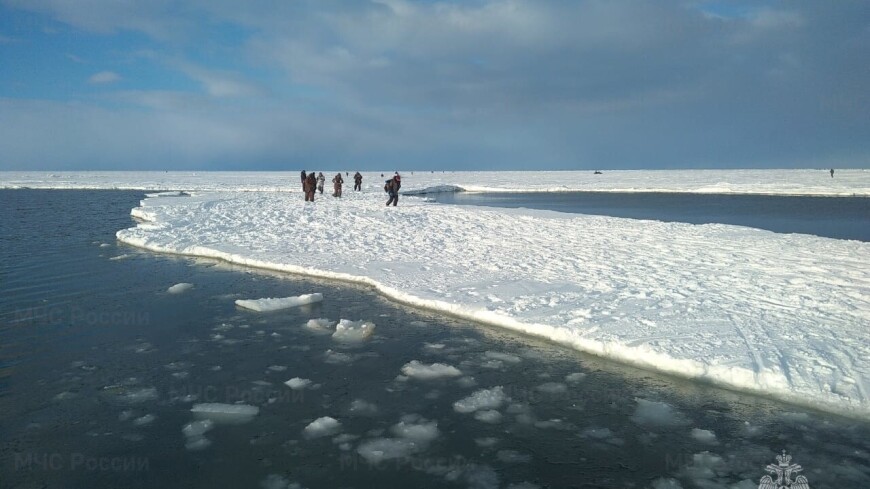 Спасатели сняли рыбаков с оторвавшейся льдины на Курилах