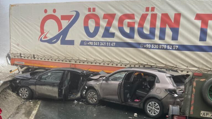 Число пострадавших в ДТП под Саратовом выросло до 13, разбито более 20 машин