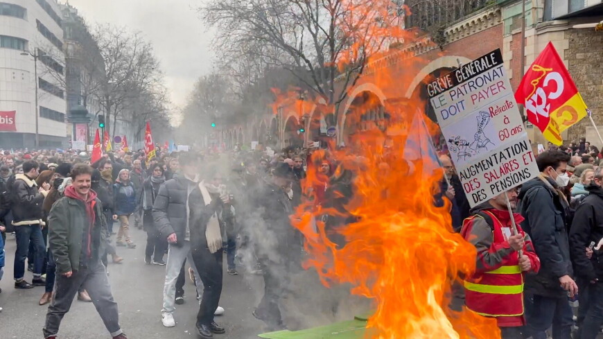 В Париже на акции протеста против пенсионной реформы собралось несколько тысяч человек