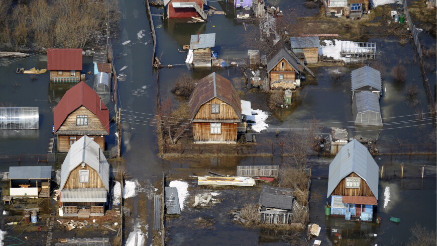 Огороды и дворы ушли под воду: регионы центральной России страдают от паводков
