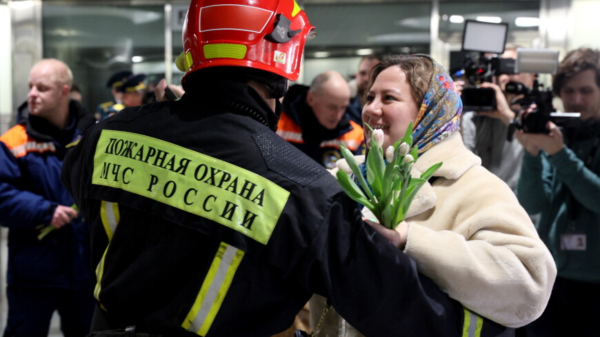 Сотрудники МЧС России устроили праздничный концерт для женщин в метро