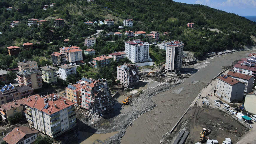 Улицы турецкого Искендеруна затопило после сильного землетрясения