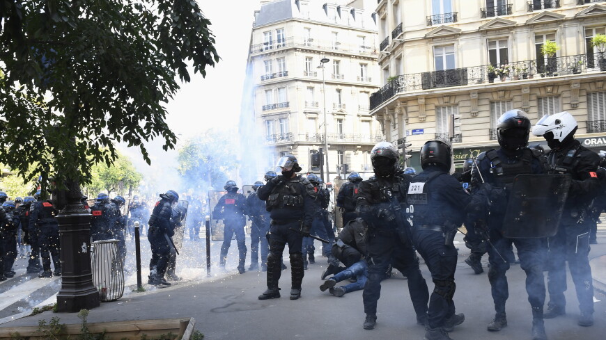 Примкнувшие к молодежным протестам в Париже радикалы начали погромы