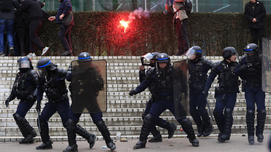 Полиция в Париже задержала 13 участников акции протеста против пенсионной реформы