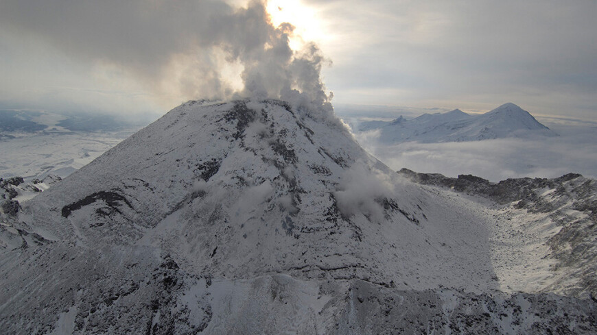 Вулкан Безымянный выбросил шестикилометровый столб пепла