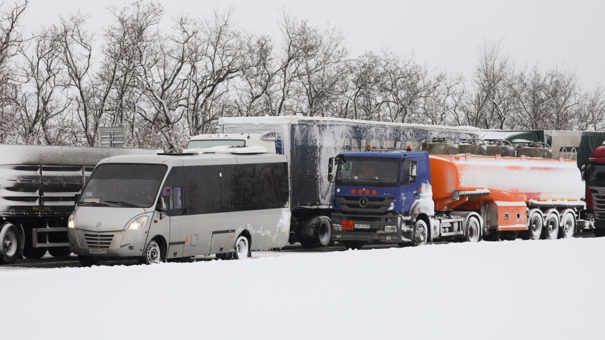 «Больше 18 часов без еды, тепла и воды»: водители на трассе М-4 «Дон» – о том, как провели ночь в снежном плену