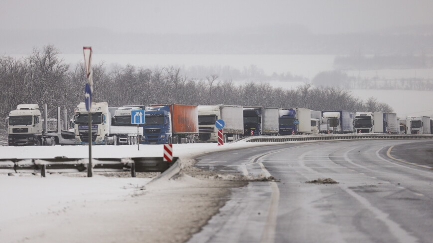 Водителям на трассе М-4 под Ростовом раздали три тысячи литров бензина
