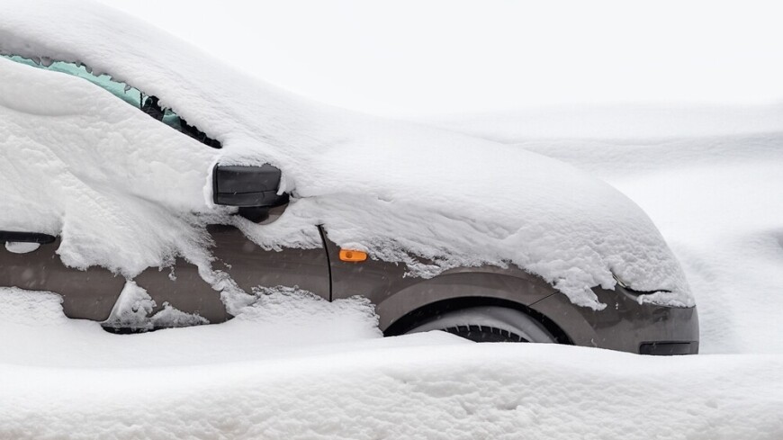 Автомобилист неделю просидел в заваленной сугробом машине и ел снег с круассанами