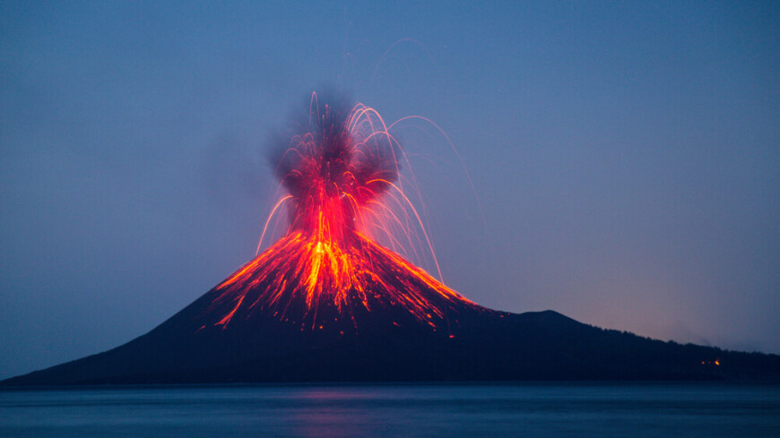 Индонезийский вулкан Левотоло выбросил километровый столб пепла