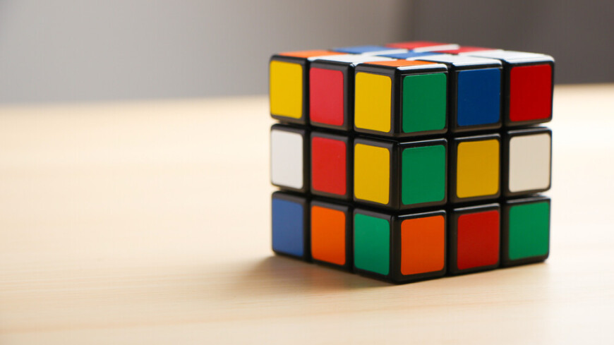 Школьник из Китая побил рекорд по скорости сборки кубика Рубика
