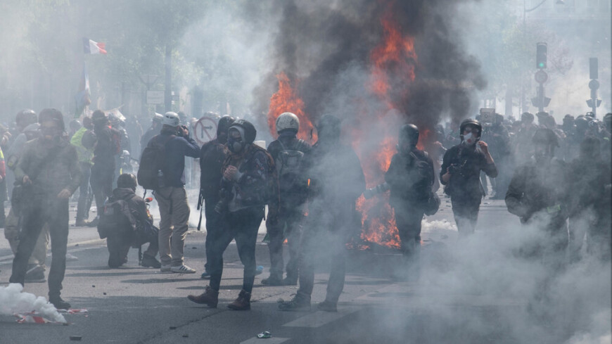 Полицейские во Франции начали переходить на сторону манифестантов