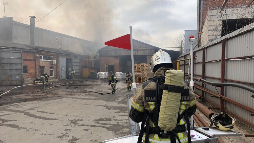 Пожарные ликвидировали открытое горение на складе под Ростовом