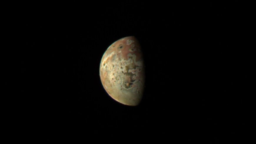 Аппарат Juno сделал цветные фотографии спутника Юпитера