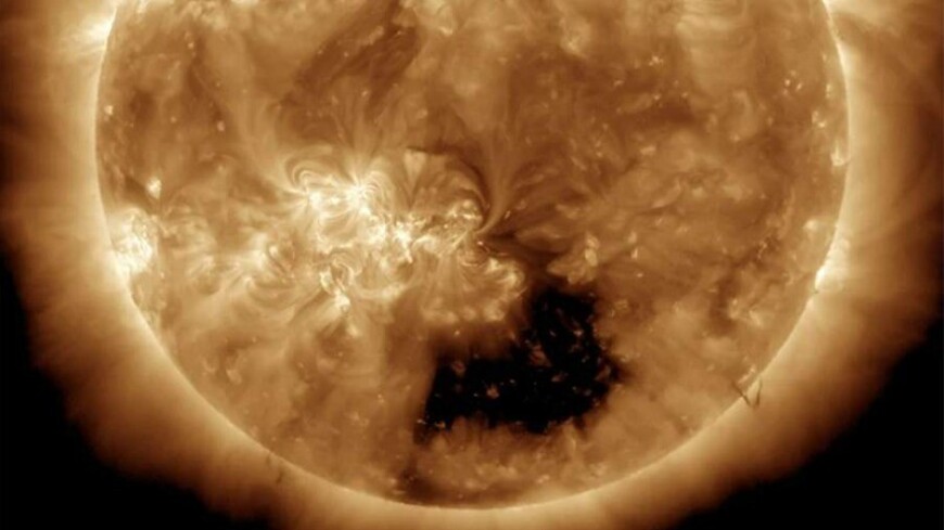 «По сравнению с ней Земля – горошина»: как гигантская дыра на Солнце повлияет на людей и технику?