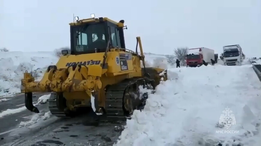 Снега по пояс: тысячи водителей оказались в плену у погоды в Ростовской области