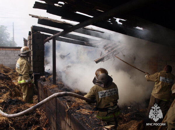 Пожар произошел на лесоторговой базе в Челябинске