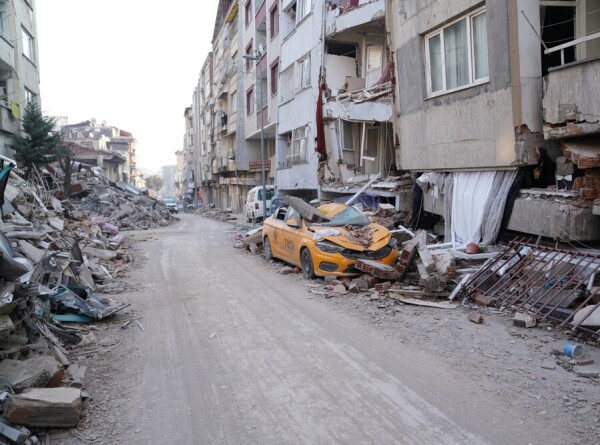 СМИ: Пережившего землетрясение в Турции ребенка нашли в 3000 км от дома