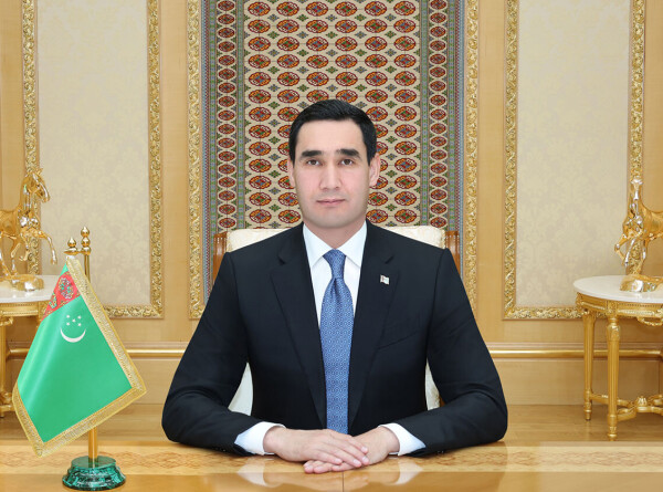 Президент Туркменистана обсудил с послами России и Британии вопросы сотрудничества