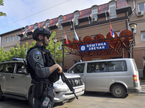 Около 100 человек пострадали в результате столкновений в Косове