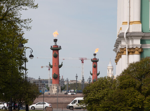Ростральные колонны зажгли на Стрелке Васильевского острова в честь 320-летия Санкт-Петербурга