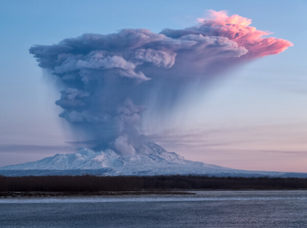 Вулкан Шивелуч на Камчатке выбросил столб пепла на 3,5 километра