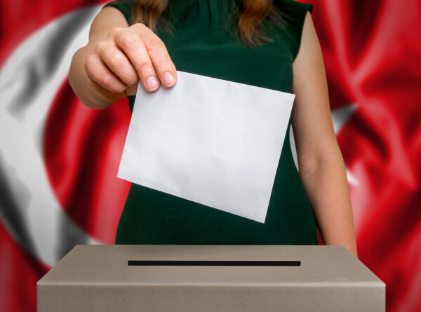 На избирательные участки в Турции пришли Человек-паук и мужчина в костюме оленя