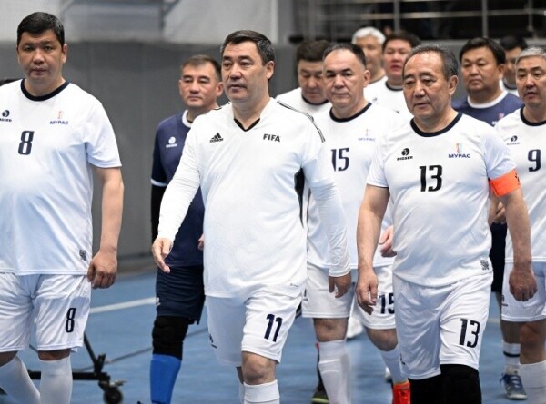 Президент Кыргызстана принес победу своей команде в футбольном турнире, забив четыре мяча из пяти