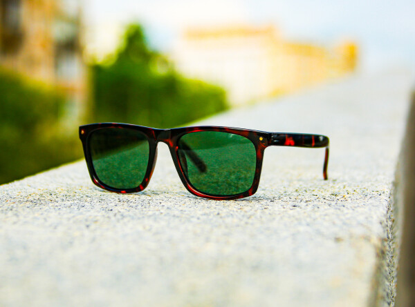 Офтальмолог: Отказ от солнцезащитных очков летом может привести к катаракте