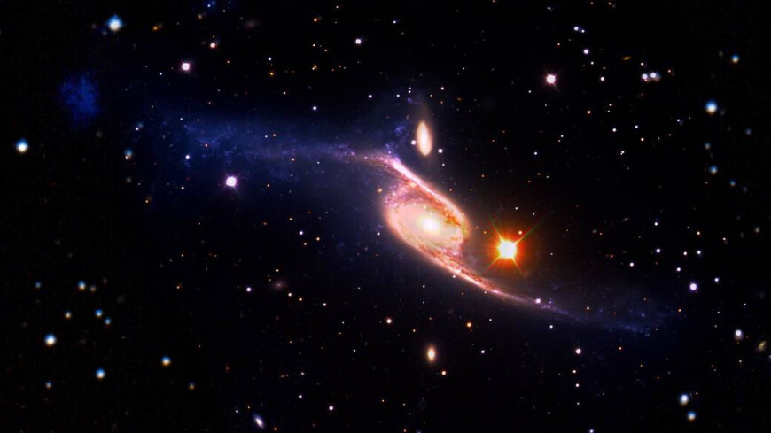 космос, звезды, спиральная галактика с перемычкой NGC 6872