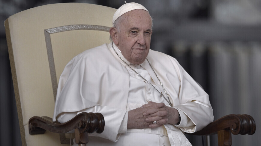 Папа римский вернулся к работе после повышения температуры