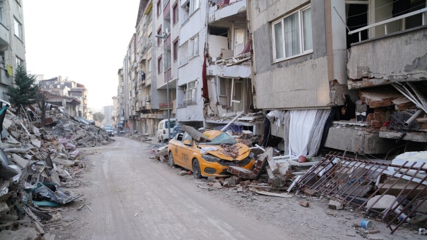 СМИ: Пережившего землетрясение в Турции ребенка нашли в 3000 км от дома