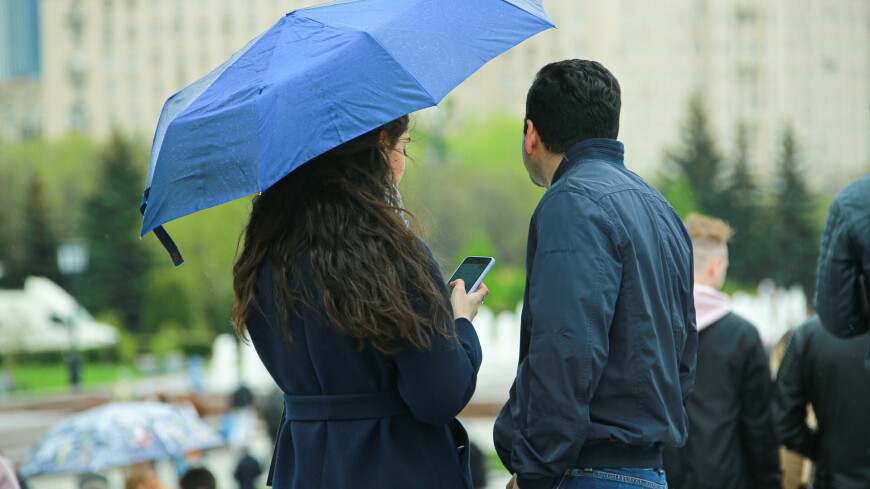 зонт, дождь, люди весной, пасмурно