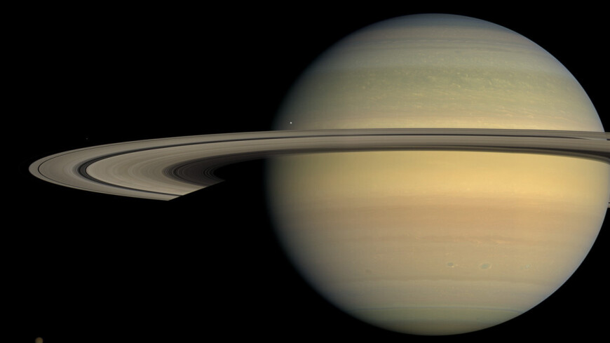 В шлейфах спутника Сатурна нашли «кирпичики» жизни