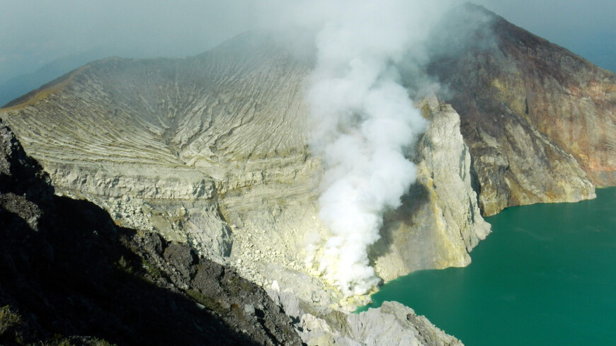 вулкан, вулкан иджен, индонезия, сера, добыча, добыча серы